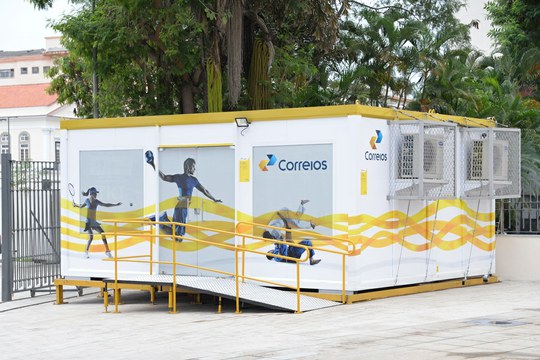 Agência dos Correios em container é sucesso entre clientes no Rio de Janeiro